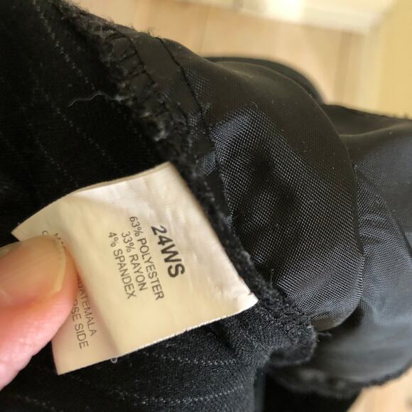 Briggs New York EUC Women's Black Pinstripe Pull On Pants Size 24WS - Picture 6 of 9
